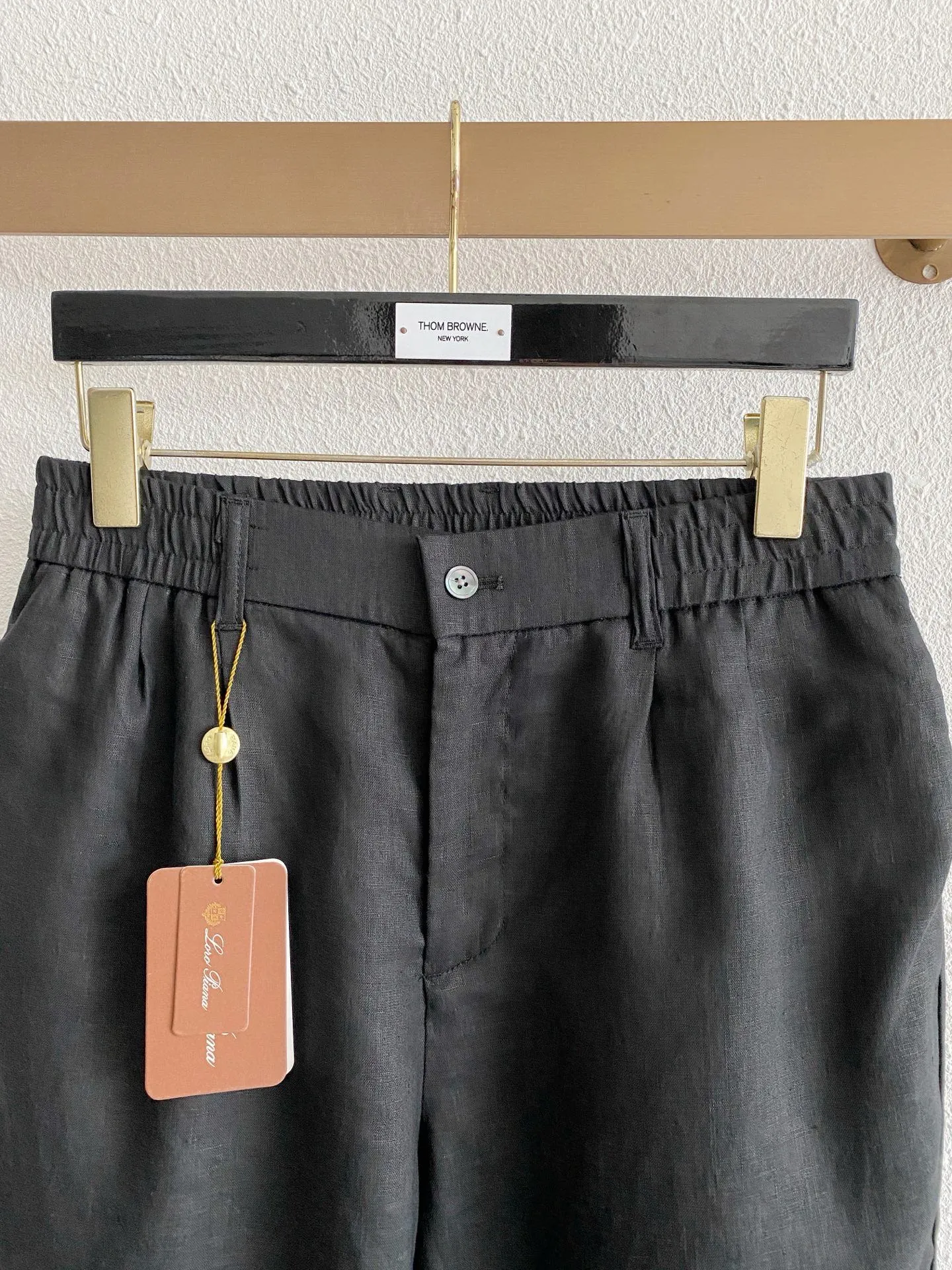 Loro Piana selects natural linen fabrics, which are breathable and sweat-wicking, with a rustic texture, making the upper body light and cool. Loose straight-leg pants with an elasticated waist design, which is highly tolerant to your body shape. Simple, relaxed and casual style, available in multiple colors, suitable for daily life and light commuting, creating a casual and advanced look for men. Sizes:S-4XL